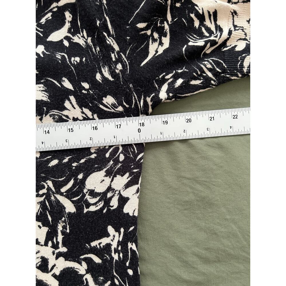 Talbots Black and White Floral Cardigan Short Sleeve V Neck Button Size Medium P - Picture 7 of 10